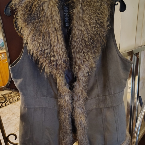 Women's Gray Faux Fur Vest - Picture 2 of 9